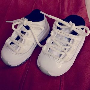 Gently used Jordan Tetro 11 “Legend Blues”.